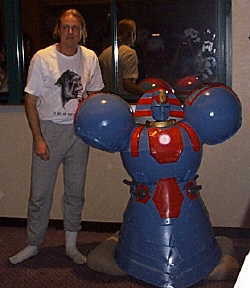 Pictures_Costume_Giant_Robot.jpg (9970 bytes)